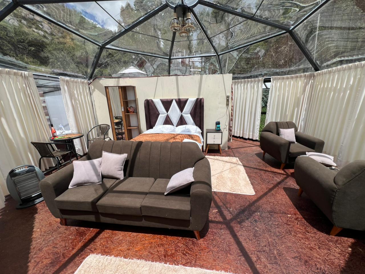 Dormitorio con sillones en Cusco Sana Lodge, decorado con estilo romántico